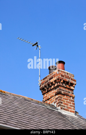 TV-Antenne auf rotem Ziegelstein Schornstein UK Stockfoto