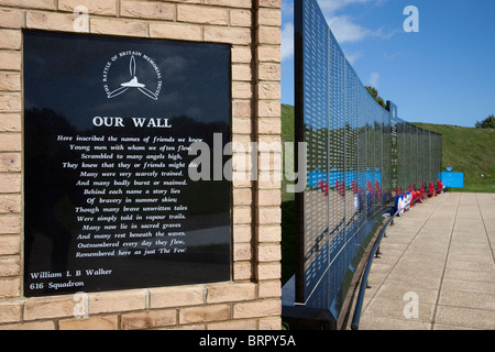 Das Paar Gedicht auf unserer Wand der Erinnerung The Battle of Britain Memorial Capel-le-Ferne Dover England UK Stockfoto