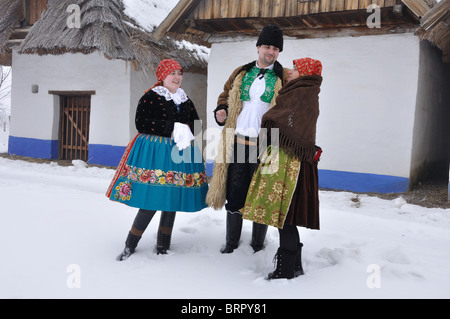 Mann und Frau in Tracht haben einen Chat im Winter auf Weihnachten Stockfoto