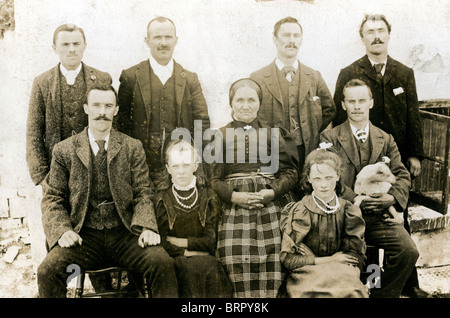 Elizabeth "Oma" Morris mit einigen ihrer 13 Kinder sie war Hebamme, Gemeinde Varteg in der Nähe von Pontypool ca. 1895 Stockfoto