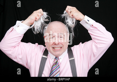 Business-Mann seine Haare vom Kopf zu ziehen, frustriert und wütend gestresst Stockfoto