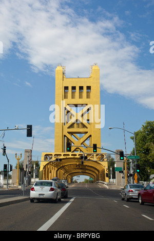 Ein Foto von der Tower Bridge aus im Inneren eines Fahrzeugs während der Fahrt über Stockfoto