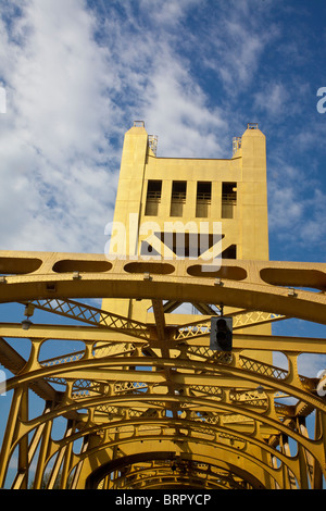 Ein Foto von der Tower Bridge aus im Inneren eines Fahrzeugs während der Fahrt über Stockfoto