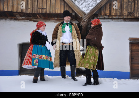 Mann und Frau in Tracht haben einen Chat im Winter auf Weihnachten Stockfoto