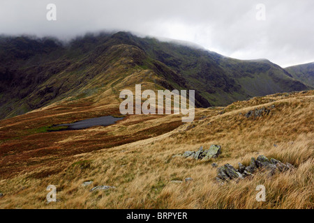 Raue Felsen und High Street bedeckt Wolke in den Lake District National Park, Cumbria, England. Stockfoto