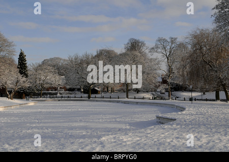 Tettenhall Planschbecken und Bäume mit Schnee aus dem Dorfplatz bedeckt Stockfoto
