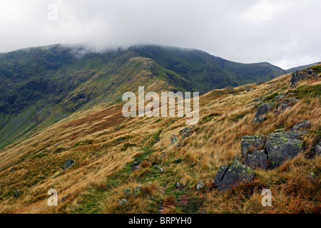 Raue Felsen und High Street bedeckt Wolke in den Lake District National Park, Cumbria, England. Stockfoto