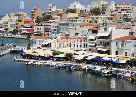 Die geschäftigen Innenhafen von Aghios Nikolaos auf Kreta, Griechenland Stockfoto