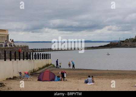 Menschen am Strand von Weston-Super-Mare, Somerset England UK Stockfoto