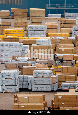 Holzeinfuhren: Der Kai am Hafen von Shoreham in East Sussex, Großbritannien. Stockfoto