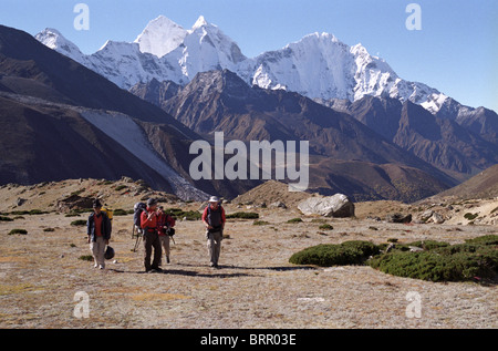 Trekker und Sherpa Führer auf dem Weg nach Gorak Shep, Nepal. Himalaya Trek. Stockfoto