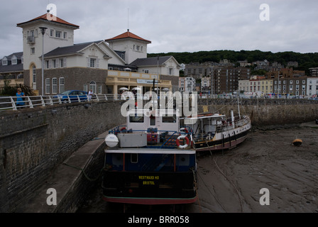 Die Boote Westward Ho und Bristol Königin festgemacht an den niedrigen Gezeiten in Weston-Super-Mare, Somerset England UK Stockfoto