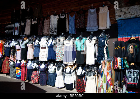 Vintage-Kleidung auf dem Display am Camden Market, London, UK Stockfoto