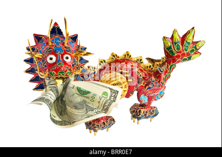 Chinesischer Drache mit US-Dollar im Mund. Drache verschlingt Dollar. Close-up. Stockfoto