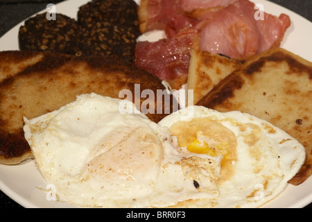 Ulster fry zwei Spiegeleier Soda Brot Kartoffel Brot Blutwurst Speck Stockfoto