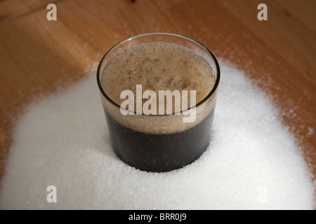 Stapel von Kristallzucker, wie es typischerweise in einem Glas kohlensäurehaltige alkoholfreie Getränke inbegriffen Stockfoto