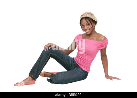 eine afrikanische amerikanische Erwachsene Frau sitzt auf einem weißen Hintergrund Stockfoto