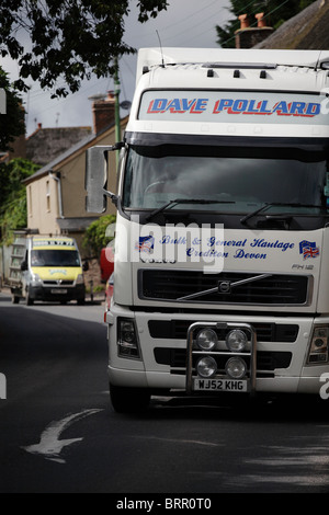 LKW Lastkraftwagen verstopfen der engen Hauptstraße in der kleinen Stadt Crediton Devon UK Stockfoto