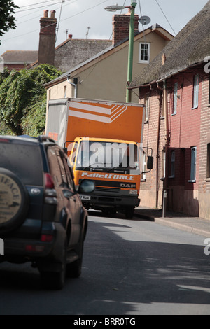 LKW Lastkraftwagen verstopfen der engen Hauptstraße in der kleinen Stadt Crediton Devon UK Stockfoto