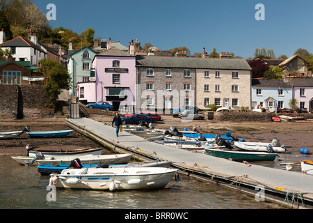 Großbritannien, England, Devon, Dittisham, Boote vertäut an bunt bemalten am Flussufer Häusern am Kai Stockfoto