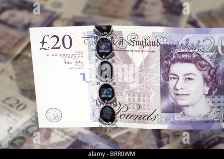Haufen von zwanzig Pfund Sterling Banknoten mit zwanzig Pfund-note Stockfoto