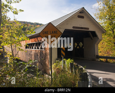 Überdachte Brücke in Dummerston in der Nähe von Brattleboro, Vermont, New England, USA im Herbst / Herbst Stockfoto