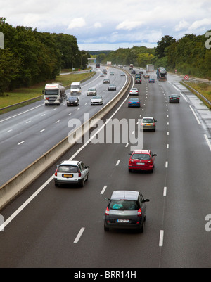 Verkehr auf nasser Straße A20 E5 Autobahn in der Nähe von Orleons Frankreich Stockfoto