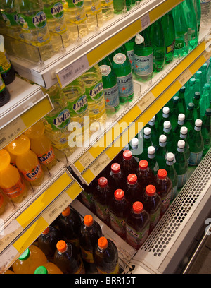 Alkoholfreie Getränke zum Verkauf in Autobahn-Dienstleistungen in Frankreich und Preis in Euro Stockfoto