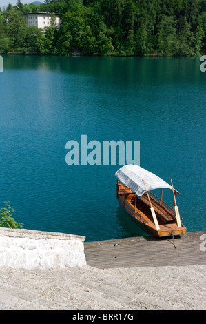 Ruderboote geparkt auf See Bled Slowenien Stockfoto