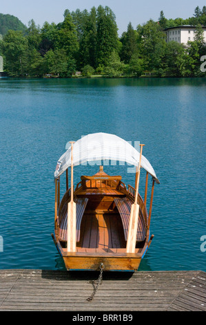 Ruderboote geparkt auf See Bled Slowenien Stockfoto