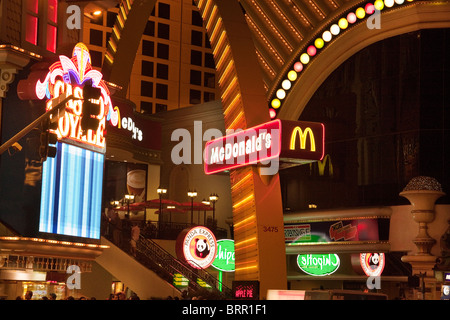 Leuchtreklamen und Lichter auf dem Strip, Las Vegas USA Stockfoto