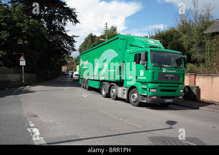 LKW Lastkraftwagen verstopfen der engen Hauptstraße in der kleinen Stadt Crediton Devon UK Stockfoto