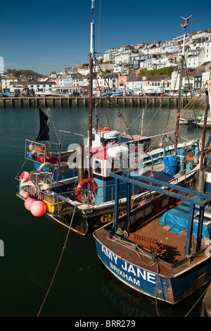 Großbritannien, England, Devon, Brixham Angelboot/Fischerboot vor Anker im Hafen Stockfoto