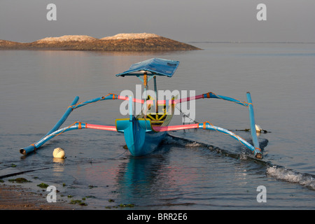 Traditionelle balinesische Boot am Strand von Kuta Stockfoto