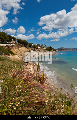 Calpe.  La Calalga, Cala del Mallorquí... Attraktive Bucht nördlich von Calpe Felsen von Ifach, im Hintergrund Punta de Moraira Stockfoto