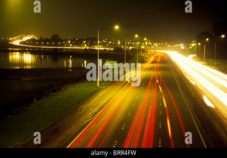 Lichtspuren auf der Straße über die Sydney Harbour Bridge bei Nacht Stockfoto