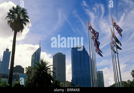 Niedrigen Winkel Ansicht von Wolkenkratzern und Fahnen im wind Stockfoto