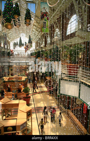 Victoria und Alfred Waterfront Interieur mit Weihnachtsschmuck Stockfoto