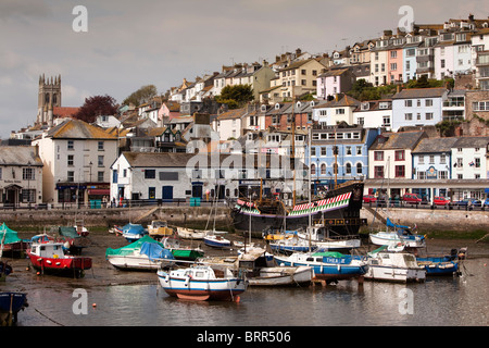 Großbritannien, England, Devon, Brixham Boote im Hafen vor Anker neben Golden Hind Replik Schiff Stockfoto