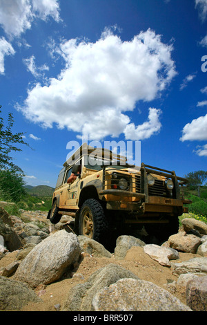 Ein 4 x 4 Fahrzeug fährt über große Felsen auf einer schlechten Straße Stockfoto