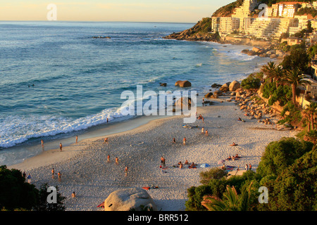 Blick über Clifton zweite Strand in Richtung Meer Luxuswohnungen Stockfoto