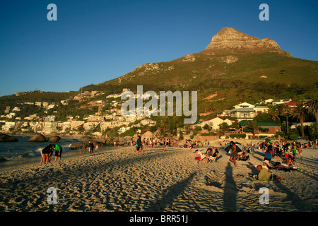 Menschen entspannen auf Clifton des vierten Strand bei Sonnenuntergang, Lions Head im Hintergrund Stockfoto