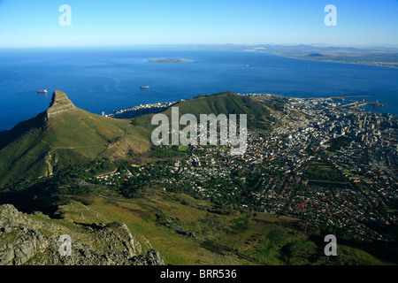 Blick über das Zentrum von Kapstadt von oben auf den Tafelberg, Lions Head und Robben Island in der Ferne Stockfoto