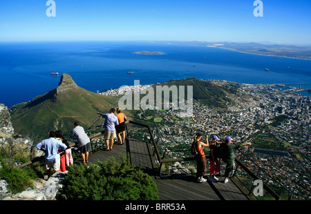 Blick über das Zentrum von Kapstadt von oben auf den Tafelberg, Lions Head und Robben Island in der Ferne Stockfoto