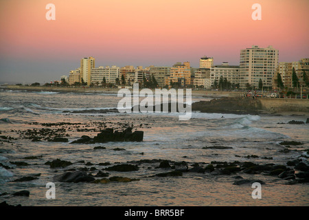 Sonnenuntergang über Sea Point Strand mit Hochhäusern Stockfoto