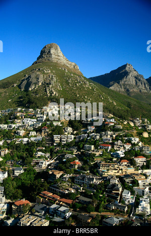 Luftaufnahme über Wohngebiet von Sea point mit Lions Head im Hintergrund Stockfoto