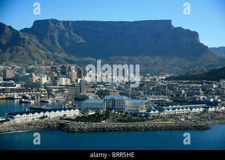 V & A Waterfront, Table Bay Hotel und CBD Kapstadt mit dem Tafelberg im Hintergrund Stockfoto