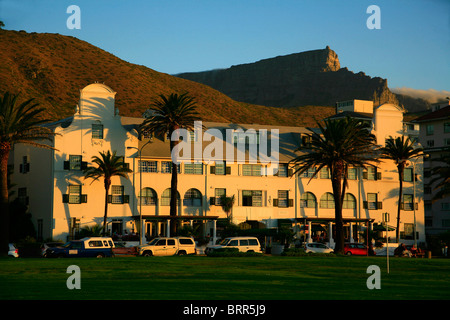 Die altmodische Winchester Mansions Hotel mit Palmen und davor geparkten Autos Stockfoto