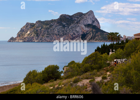 Calpe. Ansicht Teil der Wanderwege entlang der nördlich von Calpe, mit den Felsen von Ifach im Hintergrund. Stockfoto