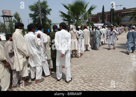 Verteilung an die Opfer der Flutkatastrophe in Pakistan zu helfen Stockfoto